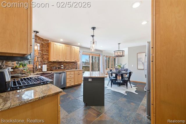 2300 Canyon Ridge Drive, White Lake, MI 48383