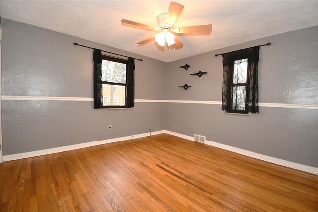 110 Thames Pl, Upper St Clair, PA 15241