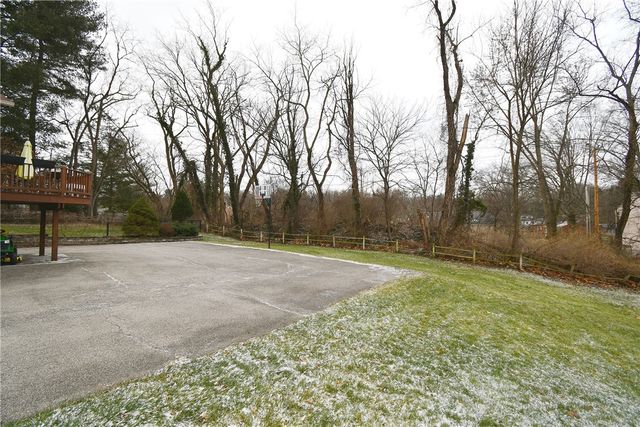 110 Thames Pl, Upper St Clair, PA 15241