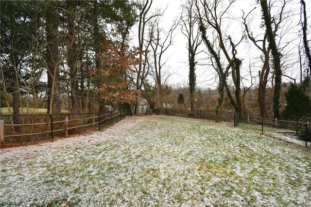 110 Thames Pl, Upper St Clair, PA 15241