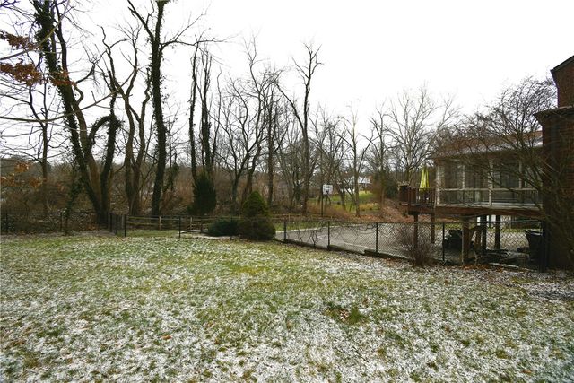 110 Thames Pl, Upper St Clair, PA 15241