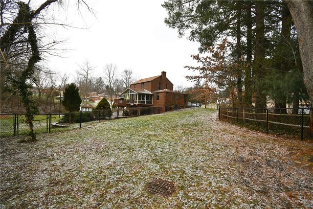 110 Thames Pl, Upper St Clair, PA 15241