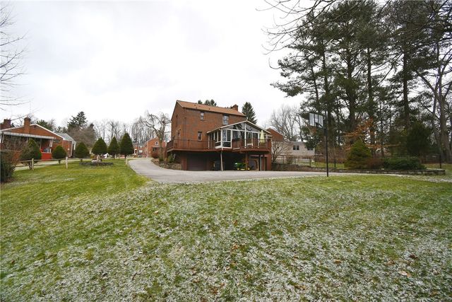 110 Thames Pl, Upper St Clair, PA 15241