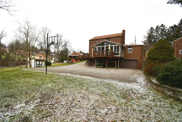 110 Thames Pl, Upper St Clair, PA 15241