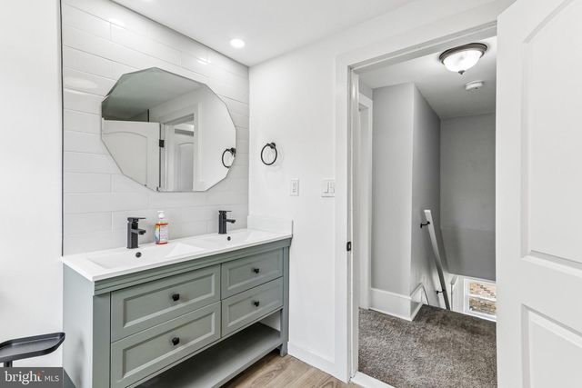 56 W BROAD ST, Gibbstown, NJ 08027