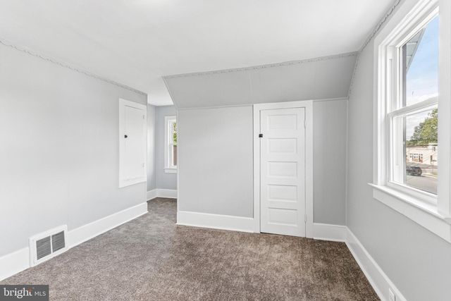 56 W BROAD ST, Gibbstown, NJ 08027