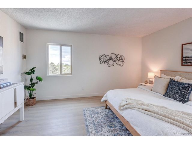 2880 S Locust St 701S, Denver, CO 80222