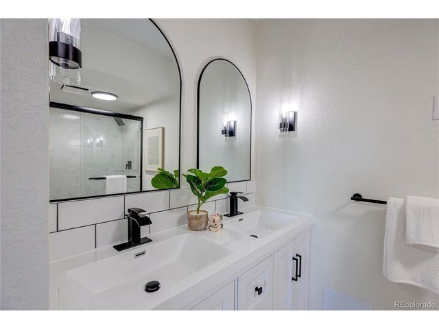 2880 S Locust St 701S, Denver, CO 80222