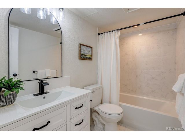 2880 S Locust St 701S, Denver, CO 80222