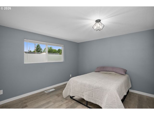 7603 Se FLAVEL St, Portland, OR 97206