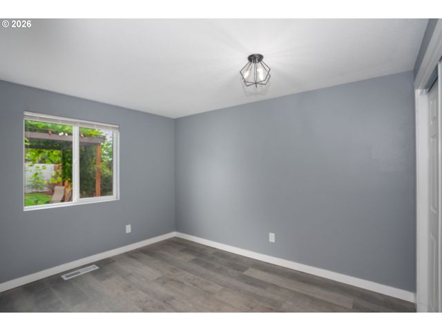 7603 Se FLAVEL St, Portland, OR 97206