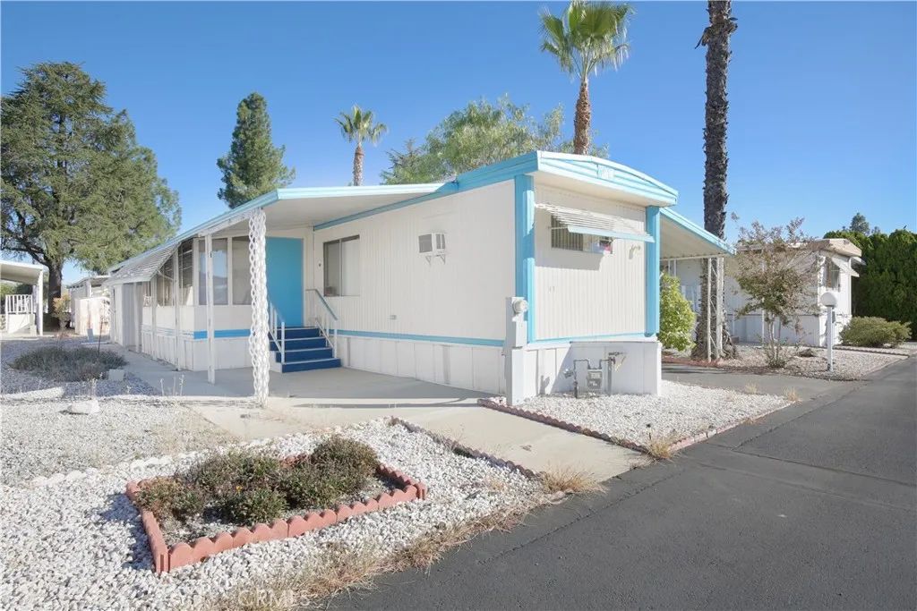 725 W Thornton 41, Hemet, CA 92543