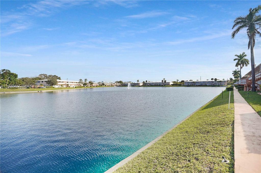 820 SW 11th Ave 5B, Hallandale Beach, FL 33009