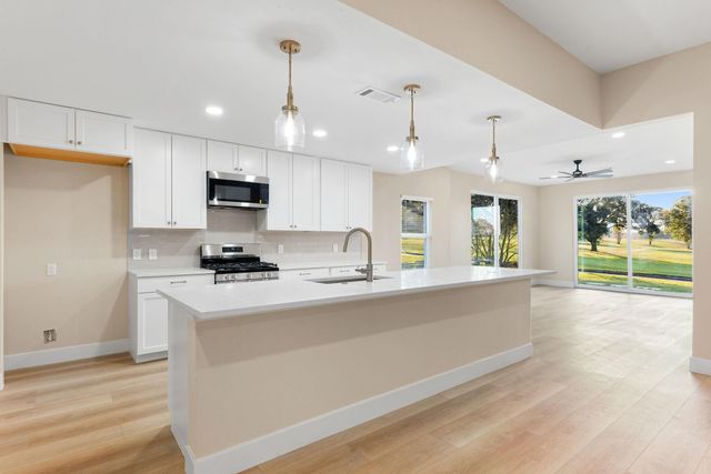 1328 Green Briar Drive, Huntsville, TX 77340