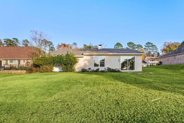 1328 Green Briar Drive, Huntsville, TX 77340