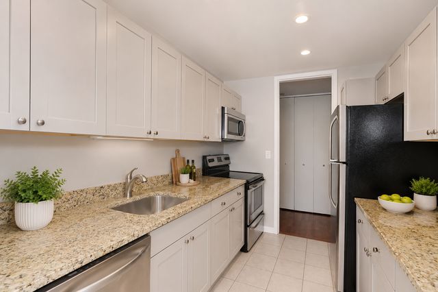 655 W Irving Park Road 4202, Chicago, IL 60613