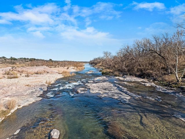 247 Diamond Cross DR, Llano, TX 78643