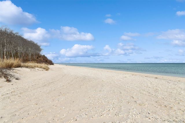 6 W Landing Road, Hampton Bays, NY 11946