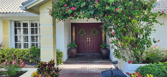 1417 Foxfire LN, Naples, FL 34104