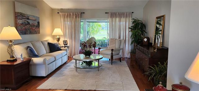 1417 Foxfire LN, Naples, FL 34104