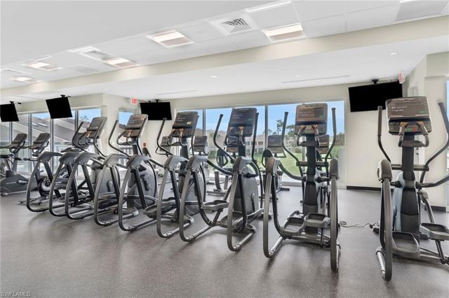 1417 Foxfire LN, Naples, FL 34104