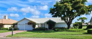 1417 Foxfire LN, Naples, FL 34104