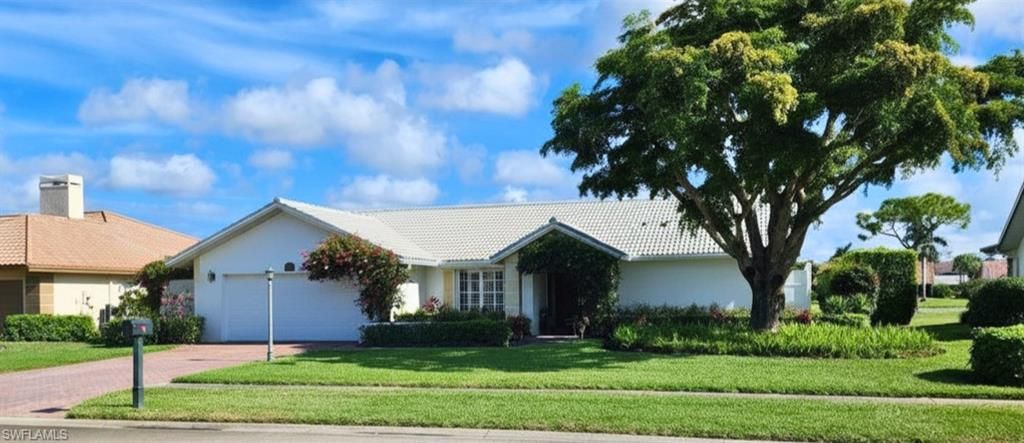 1417 Foxfire LN, Naples, FL 34104