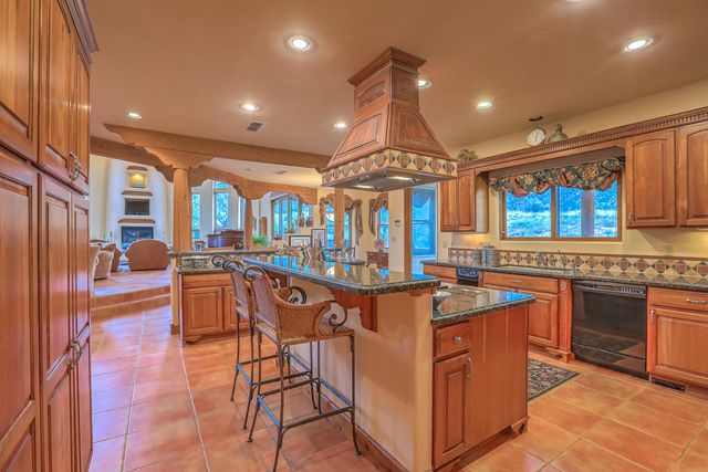 13732 CANADA DEL OSO Place NE, Albuquerque, NM 87111