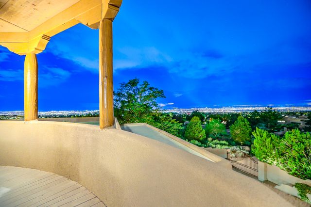 13732 CANADA DEL OSO Place NE, Albuquerque, NM 87111