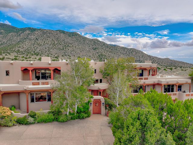 13732 CANADA DEL OSO Place NE, Albuquerque, NM 87111