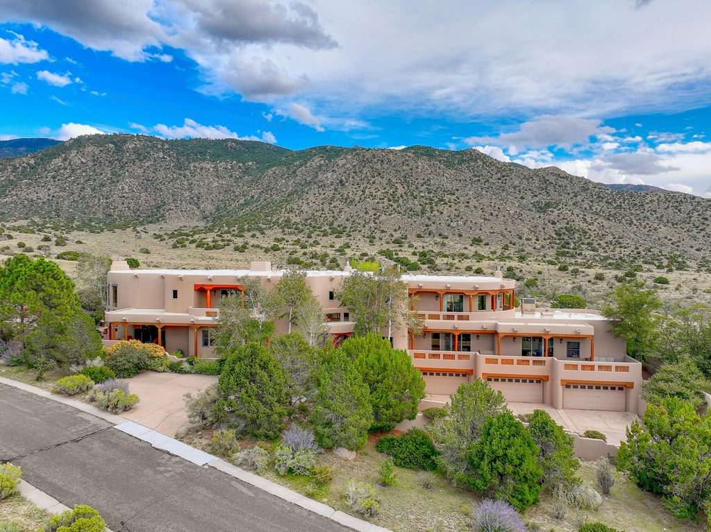 13732 CANADA DEL OSO Place NE, Albuquerque, NM 87111