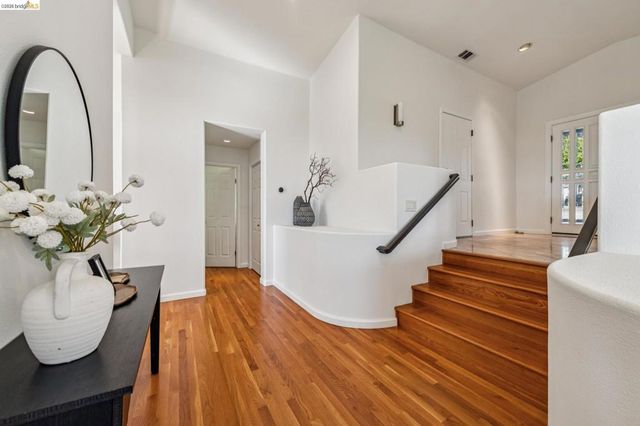 35 Bay Forest Ct, Oakland, CA 94611