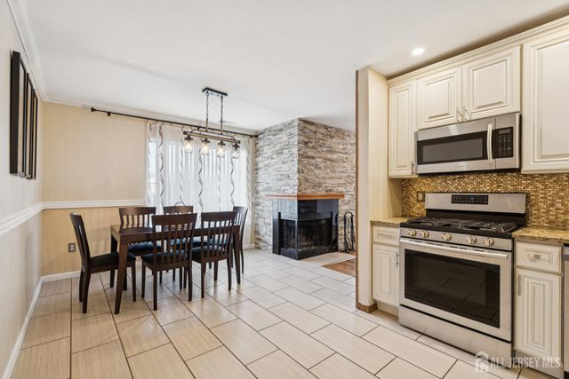 36 Farnham Square, Parlin, NJ 08859