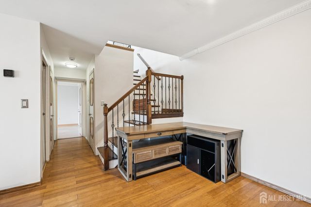 36 Farnham Square, Parlin, NJ 08859