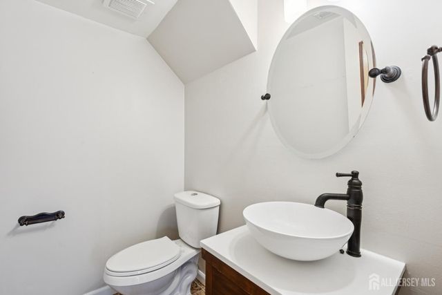 36 Farnham Square, Parlin, NJ 08859