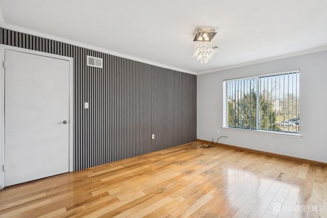 36 Farnham Square, Parlin, NJ 08859