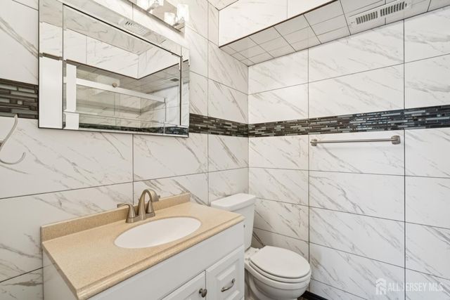 36 Farnham Square, Parlin, NJ 08859