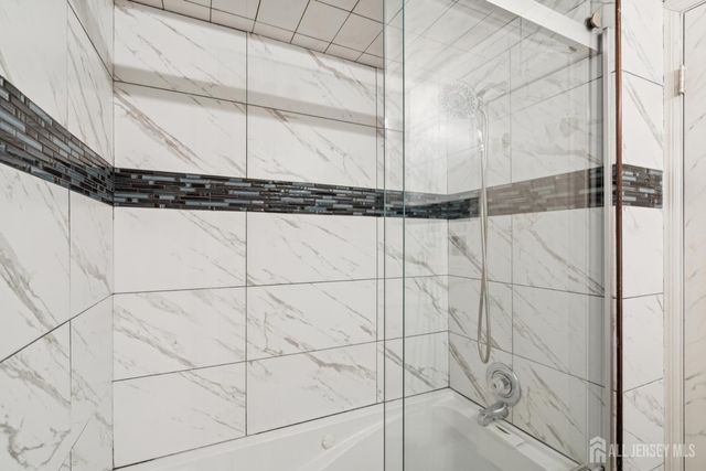 36 Farnham Square, Parlin, NJ 08859