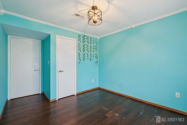 36 Farnham Square, Parlin, NJ 08859