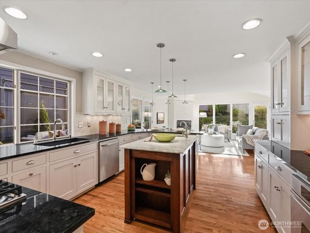 8255 SE 59th Street, Mercer Island, WA 98040