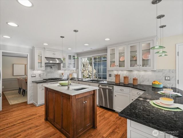 8255 SE 59th Street, Mercer Island, WA 98040