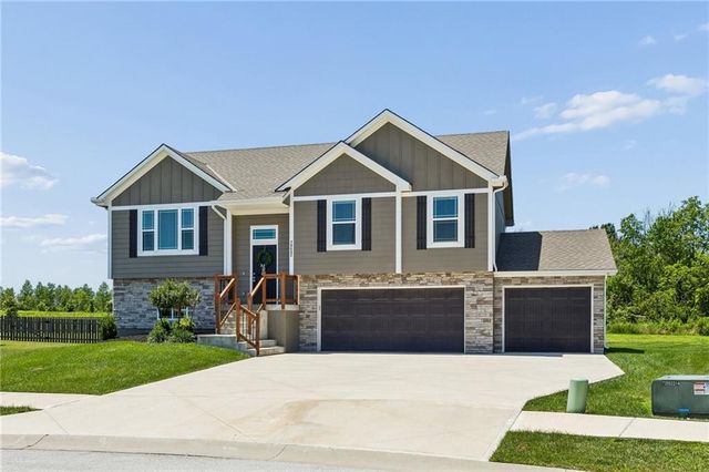 20602 Copper Creek Drive, Peculiar, MO 64078