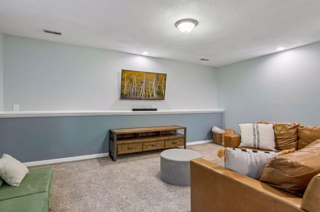 1148 Kenilworth Drive, Woodbury, MN 55125