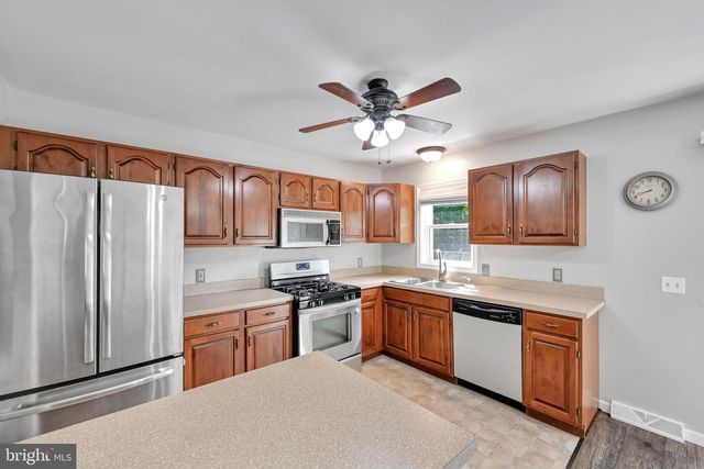 1915 WILDERNESS RD, Lancaster, PA 17603