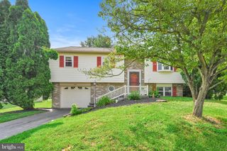 1915 WILDERNESS RD, Lancaster, PA 17603