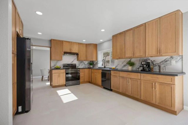 2755 Victoria Avenue, Carlsbad, CA 92010