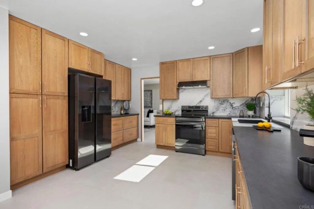 2755 Victoria Avenue, Carlsbad, CA 92010