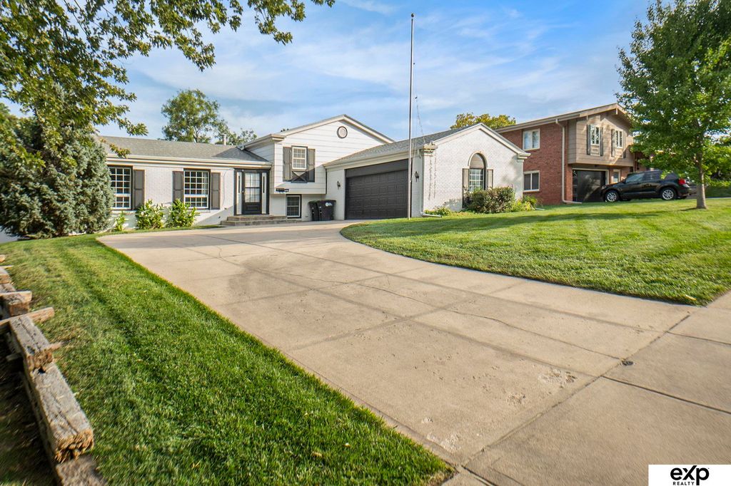 1615 S 136th Street, Omaha, NE 68144