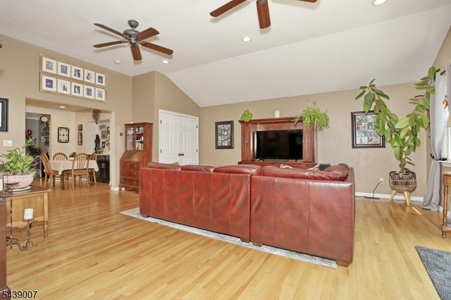 396 Burlington Rd, Paramus Boro, NJ 07652