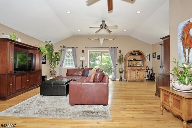 396 Burlington Rd, Paramus Boro, NJ 07652